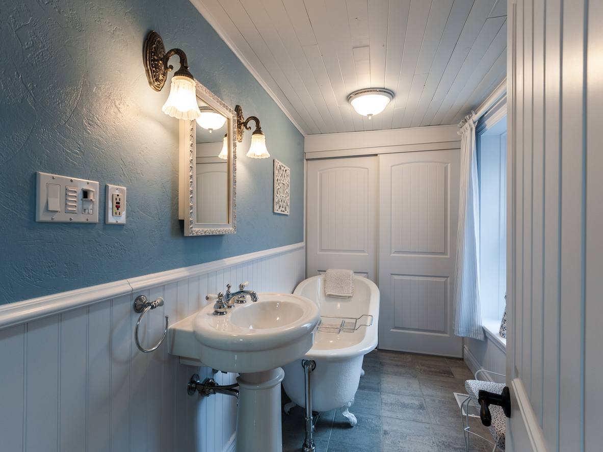 Three Fixture Bathroom in Cellars